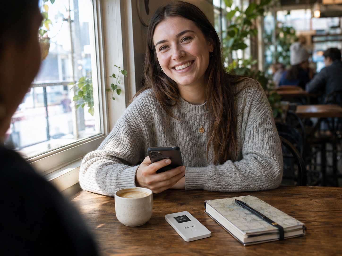 Traveler using UMOVEVIA in a café